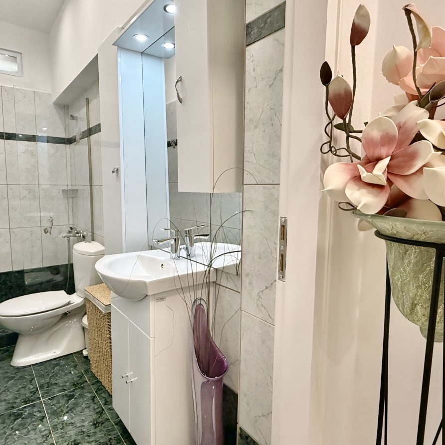 Ενοικιαζόμενο διαμέρισμα Andrianna's Garden για διακοπές στην Καλαμάτα Airbnb Εταιρεία Διαχείρισης Καταλυμάτων Perla Homes